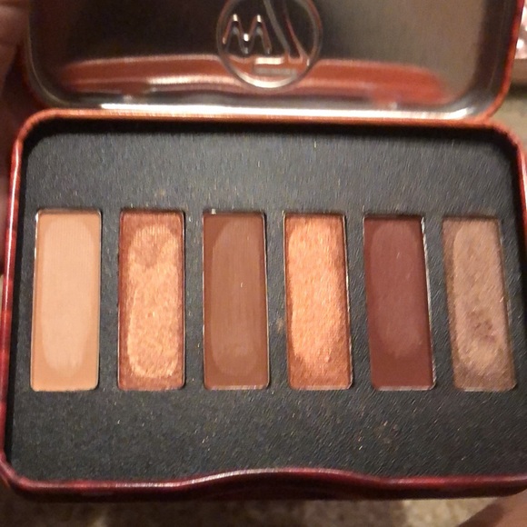 2 Untouched eye shadow pallets - Picture 3 of 8